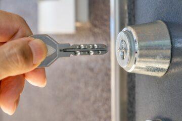 ディンプルキーをさす