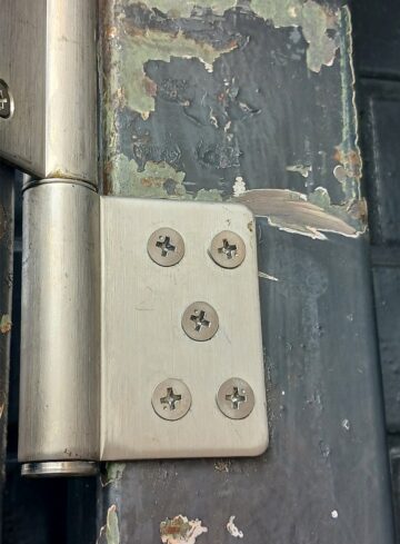 鉄扉ドア蝶番施工後